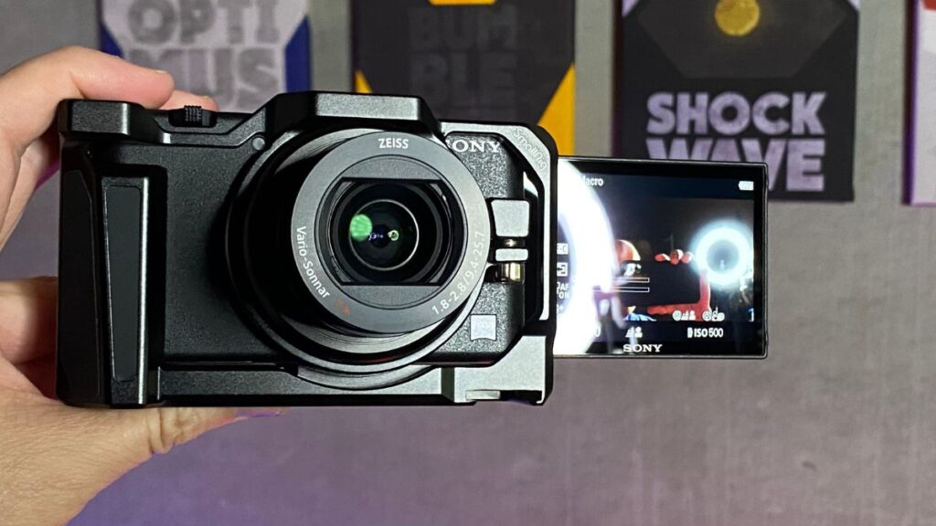 Vloggen gaat het best met een compacte camera die je makkelijk kunt vasthouden. Dit is de Sony ZV-1.