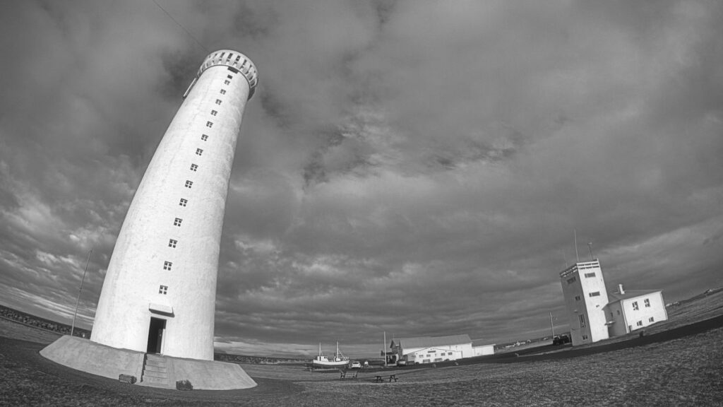 De lensverstoring is duidelijk zichtbaar in deze foto van een vuurtoren.