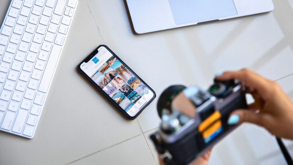 Social media strategie; smartphone met Instagram open.