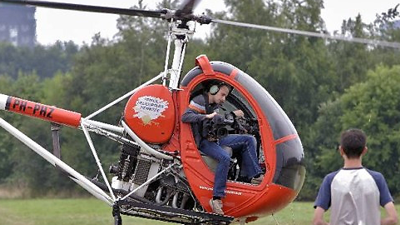 Guido in een helicopter.