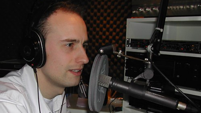 Guido als radio presentator/DJ.